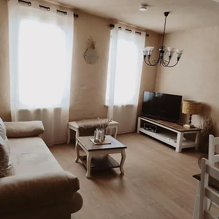 Falco Und Stephanie Kirchbichler Apartment